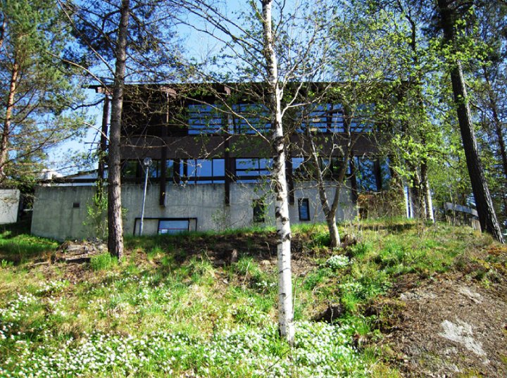 Bilde av Frambus lokaler med bakke med hvitveis foran