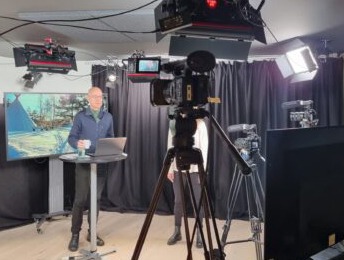 Bilde fra Frambu MEDIAs studio med kameraer, lys og annet utstyr